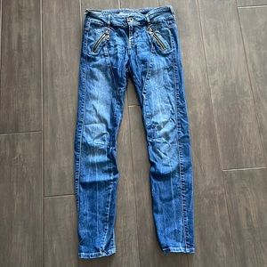 Guess skinny jeans with zippered faux pockets